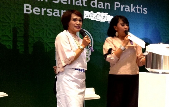 Rita Ramayulis DCN, M Kes (kiri) - Dokumentasi pribadi