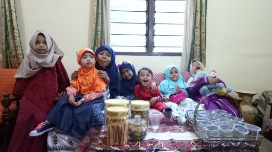 Silaturahmi saat lebaran. Tak hanya orang dewasa, anak-anak juga. | Dokumentasi Pribadi