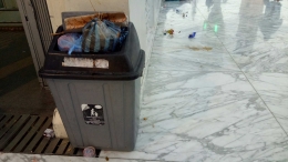 Sampah yang bertebaran di lantai sangat menganggu kenyamanan | dokumentasi pribadi 