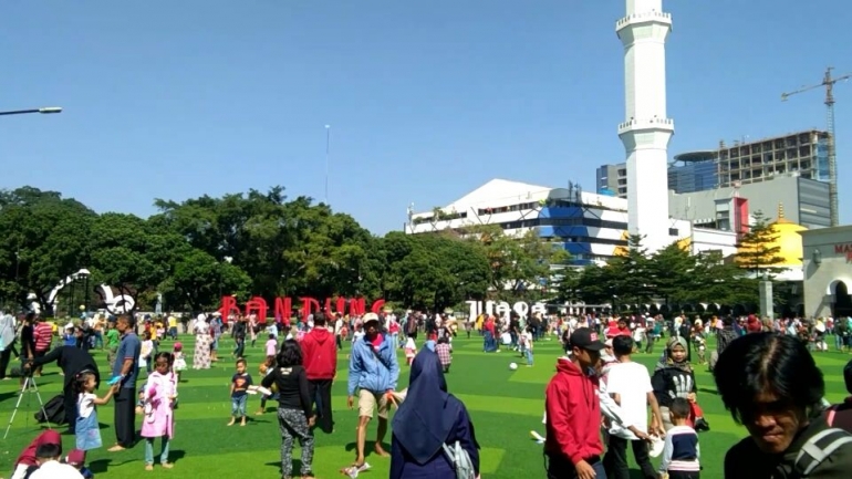 Suasana Alun-Alun Kota Bandung yang sedang ramai pengunjung.
