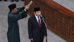 Anggota DPR RI dari Fraksi Golkar Setya Novanto mengucapkan sumpah jabatan saat dilantik menjadi Ketua DPR RI (Gambar: tempo.co)