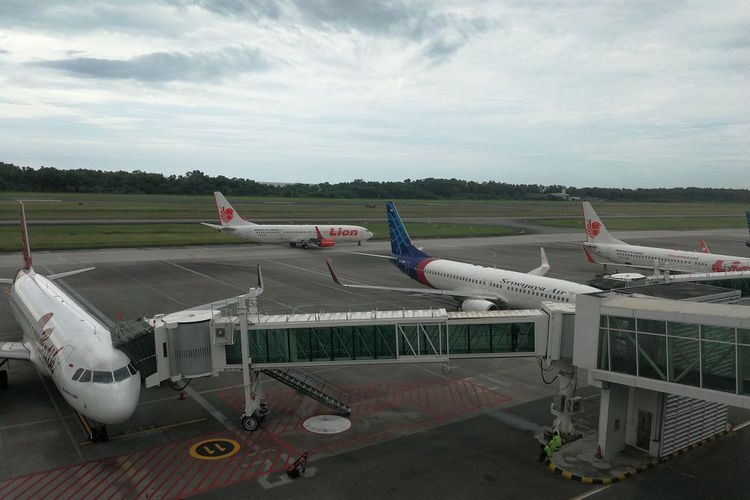  Ilustrasi: Sejumlah maskapai nasional terparkir di Bandara Sultan Aji Muhammad Sulaiman, Balikpapan Kalimantan Timur| Kompas.com/ Bambang P. Jatmiko