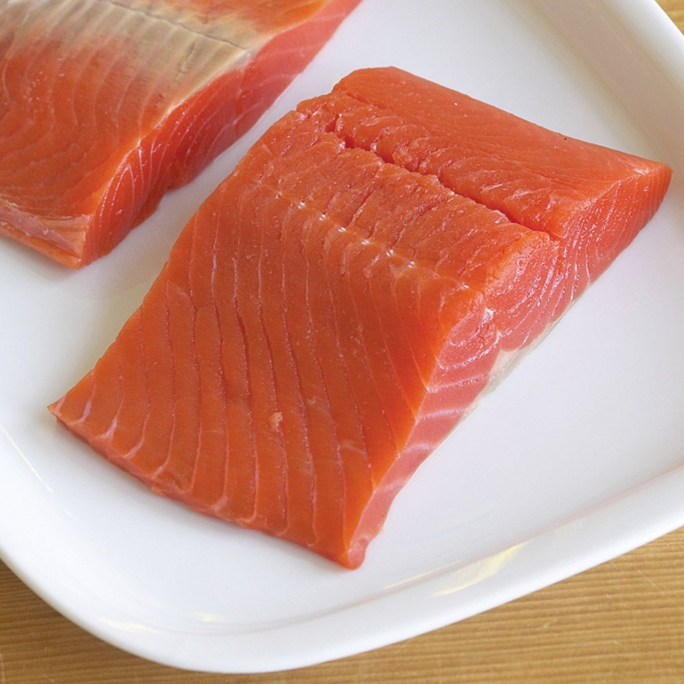 Perbandingan warna ikan Salmon segar, adalah warna orange nya cerah dan terang, serta warna orange yang agak gelap, dan sedikit 'keras'. (www.drweil.com)