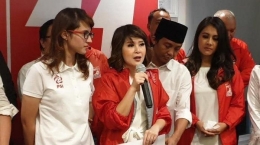 Grace Natalie bersama Petinggi Partai Solidaritas Indonesia (PSI). Gambar: hariansib.com