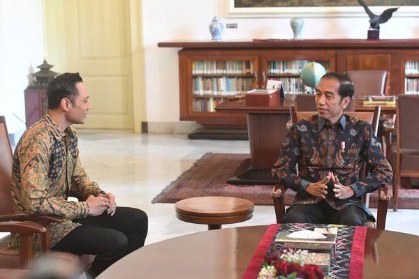 Presiden Joko Widodo (kanan) berbincang dengan Komandan Satuan Tugas Bersama (Kogasma) Partai Demokrat Agus Harimurti Yudhoyono (AHY) di Istana Bogor, Rabu (22/5 - 2019). (Antara/Akbar Nugroho Gumay)