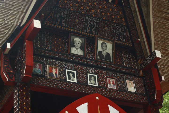 Sebuah makam dapat berisi lebih dari lima orang. Toraja sangat dikenal dengan silsilah keluarga mereka. Kasta-kasta tergambar dari makam nenek moyang mereka. dokpri