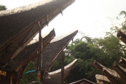 Kete' Kesu' dipenuhi dengan Tongkonan, Rumah adat Toraja yang berbentuk seperti perahu. Berdasarkan sejarah suku Toraja kuno yang merupakan suku proto melayu merupakan penggembara lautan yang akhirnya melabuhkan kapalnya di Sulawesi. dokpri