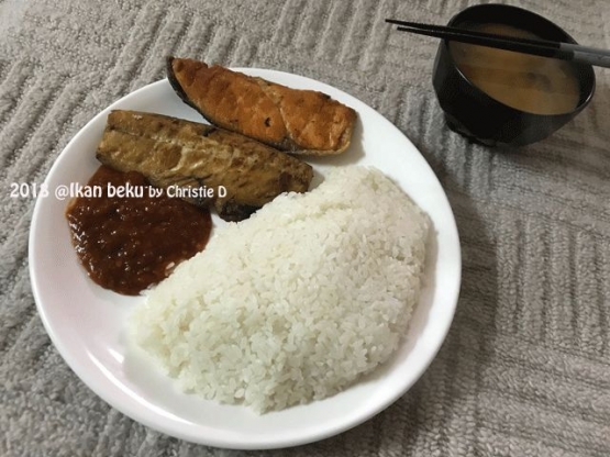 Setelah dipanaskan, atau kalo mau digoreng/dipanggang lagi, silahkan saja. Lalu, dimakan dengan nasi Jepang yang pulen. Bisa dicocol dengan sambil atau kecap asin, dan makan dengan soup miso. Yummy ..... (Dokumentnasi pribadi)