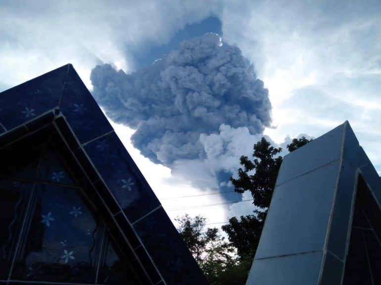 Gunung Sinabung kembali erupsi, Minggu, 9 Juni 2019 (foto dari Kuburan Umum Desa Rumah Kabanjahe saat ziarah, dokpri)
