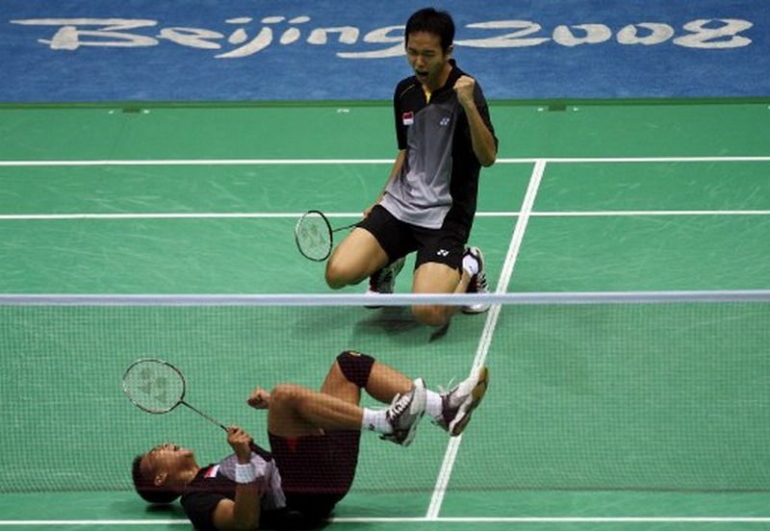 Selebrasi Markis Kido/Hendra Setiawan di babak final Olimpiade Beijing 2008 usai kalahkan pasangan tuan rumah, Cai Yun/Fu Haifeng melalui pertarungan sengit 3 game 12-21 21-11 21-16