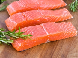 Perbandingan warna ikan Salmon segar, adalah warna orange nya cerah dan terang, serta warna orange yang agak gelap, dan sedikit 'keras'. (www.drweil.com)