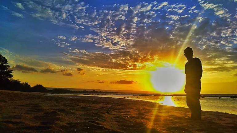 Pesona sunset di pantai Puru Kambera (Foto: dokpri)