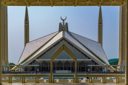Masjid Faisal di Islamabad, Pakistan. Sumber foto: https://en.wikipedia.org/wiki/Faisal_Mosque