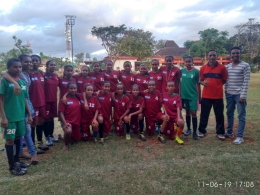 Foto: Tim sepakbola Putri SMP Negeri 1 Insana bersama Tim Official