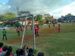 Foto: Tim sepakbola Putri SMP Negeri 1 Insana bersama Tim Official