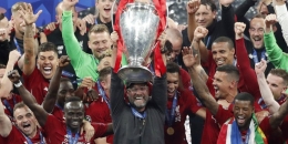 Upaya perbaikan lini belakang skuad Liverpool berbuah manis dengan sukses mengangkat Trofi paling bergengsi, Liga Champions Eropa tahun 2019. sumber: bola.net