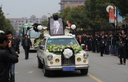 Arak-arakan jenazah Tuan Wu | Foto: AFP News/Bill Savadove