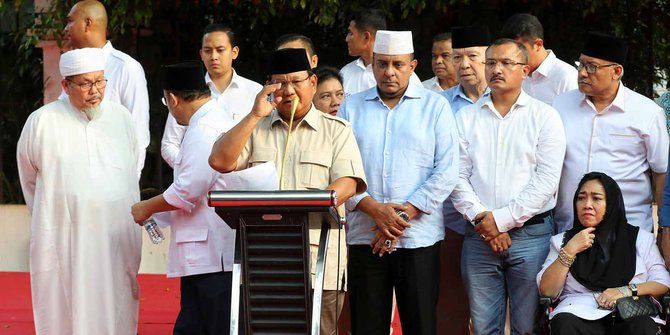 Prabowo Subianto pada saat konferensi pers di rumah kartanegara, sore hari setelah pencoblosan dan menanggapi hasil quick count yang tidak memihak dirinya. sumber: merdeka.com