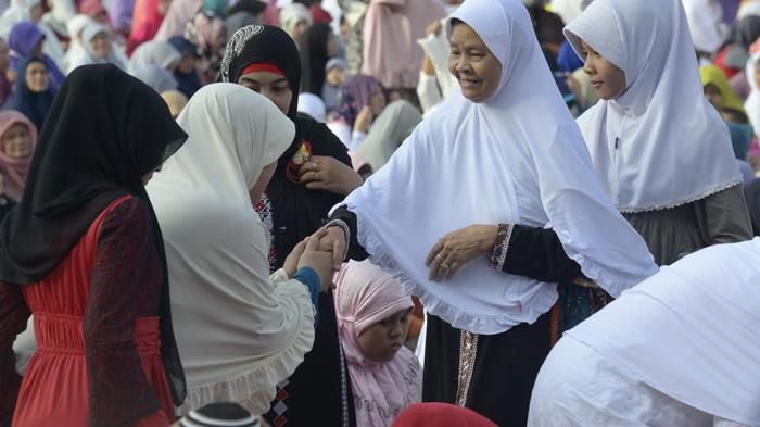 Ilustrasi - Beberapa warga saling bersalaman usai mengikuti Sholat Ied Idul Fitri 1436 H/2015 di Lapangan Merdeka Balikpapan, Jumat (17/7). | (TRIBUNKALTIM.CO/FACHMI RACHMAN)