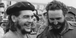 Fidel Castro dengan Ernesto Che Guevara (sumber:kompas.com)