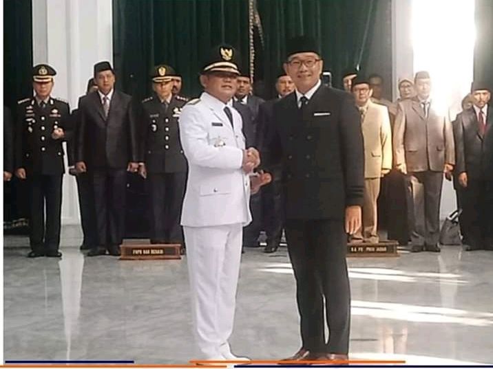 Gubernur Jawa Barat melantik Bupati Kabupaten Bekasi di Gedung Sate Bandung (dok: daktamedia network)