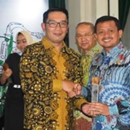 Keterangan Foto : Bupati Sumedang H. Dony Ahmad Munir, Menerima Penghargaan dari Gubernur Jawa Barat, sebagai Kabupaten Terkreatif (FB Dony Ahmad Munir :2019