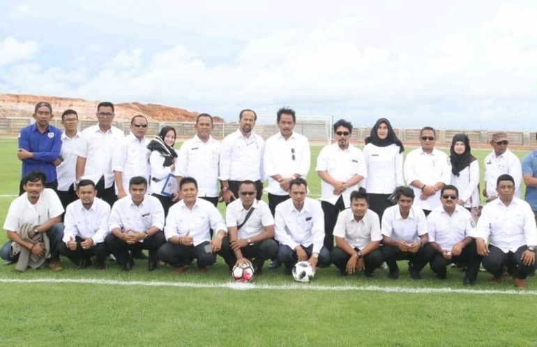 Gubernur Nurdin foto bersama usai menjajal Stadion Dompak. (Kepri Emas)