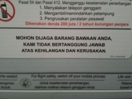 Aturan larangan ponsel dalam pesawat (sumber: hipwee.com)