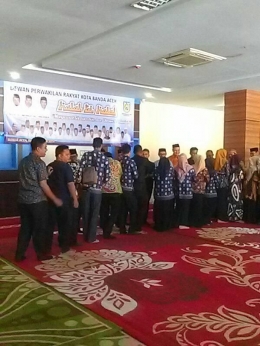 Saling Memaafkan pada acara Halal Bi Halal 1440 H di Gedung DPRK Banda Aceh | dokpri