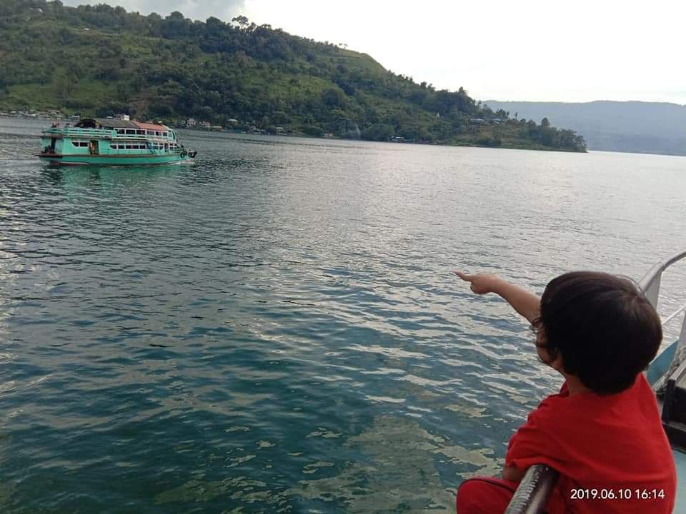 Di Kapal Fery ke p.Samosir. Foto Muassis