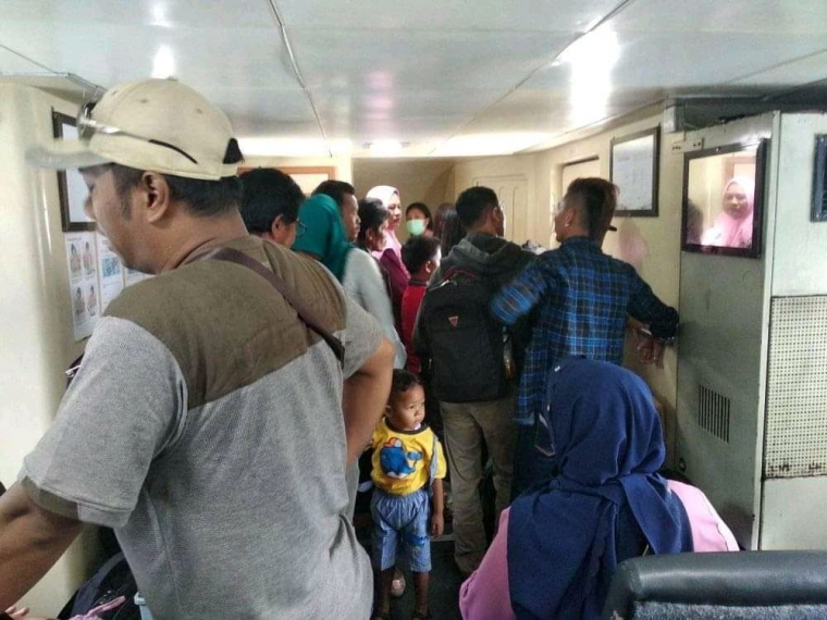 Penumpang tidak dapat kursi, sehingga berdiri di dalam Kapal MV Lingga Permai. (F-Ihsan/Kompasiana)