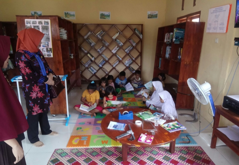 Kepala DKP Hj Mina kunjungi perpustakaan Cipta Karya desa Kapuk (dokpri) 