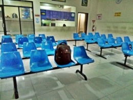 Saya menjadi penumpang satu-satunya bus jurusan Purwokerto-Jogja-Solo-Malang yang menunggu di kantor agen PO tersebut. Sudah terlambat 1 jam dari jadwal yang seharusnya. - Dokpri