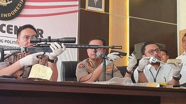 Kepala Divisi Humas Polri Irjen Muhammad Iqbal menunjukan barang bukti senjata saat jumpa pers terkait kerusuhan 22 Mei, di Kantor Kemenko Polhukam, Jakarta, Senin (27/5/2019).Sumber : kompas.com