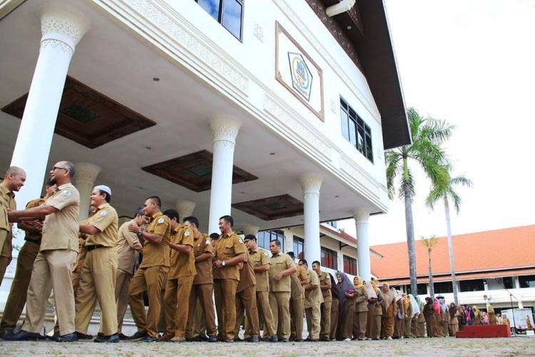 Sejumlah pegawai negeri sipil bersalaman setelah apel pedana hari pertama kerja libur lebaran di halaman kantor Bupati Aceh Utara di Jalan T Nyak Adam Kamil, Kota Lhokseumawe, Aceh, Senin (10/6/2019)(KOMPAS.com/MASRIADI)