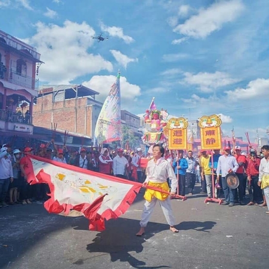 Selain bakar tongkang, ragam pertunjukan budaya juga digelar warga Tionghoa di Bagansiapiapi. 