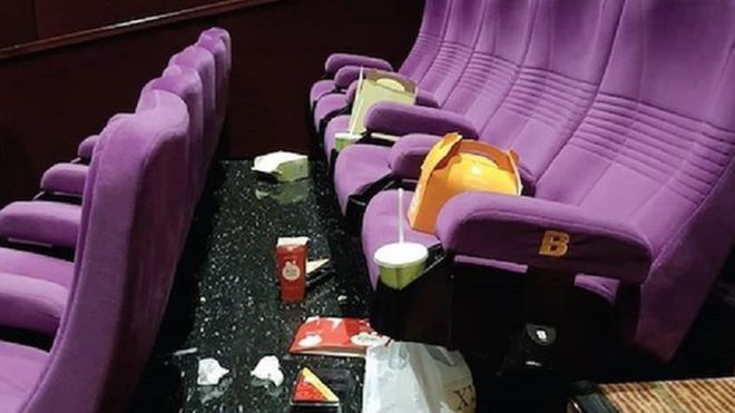 Buang sampah sembarangan di bioskop | Sumber : BBC.com