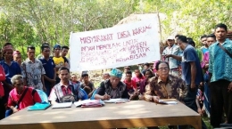 masyarakat Desa Karang Indah, Kecamatan Kodi Balagar, SBD menggelar deklarasi menolak bergabung ke Kabupaten Sumba Barat di Hamati Londong, Desa Karang Indah, SBD, Sabtu (8/6/2019) 