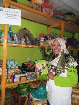 Koordinator Trashion Akasia Kelurahan Cibubur, Kecamatan Ciracas, Jakarta Timur, Aan Rianawati. (foto dokumentasi pribadi)