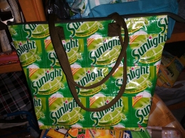 Pengurangan sampah dengan membawa tas saat berbelanja ketimbang menggunakan kantong plastik. (foto dokumentasi pribadi)
