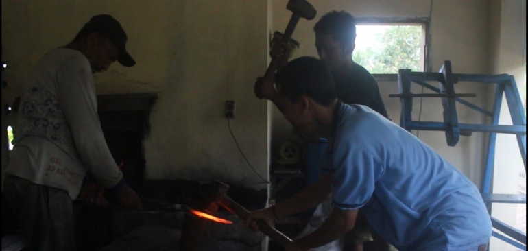 Pembuatan pisau di pandai besi desa sengguruh