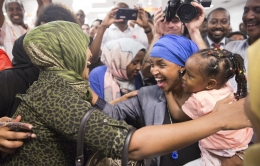 Ilhan Omar menggendong putrinya dan memeluk pendukung kampanyenya setelah mengetahui dia memenangkan pemilihan utama, Selasa, 9 Agustus, di Kalsan Restaurant di Minneapolis (Sumber : https://www.mprnews.org/story/2016/08/17/ilhan-omar-marriage-history)