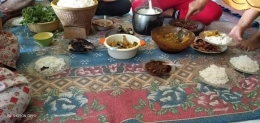 Makan nasi liwet,sambal dan ayam. Dokume pribadi