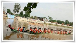 Lomba perahu naga di Sungai Cisadane (Foto: Anita)