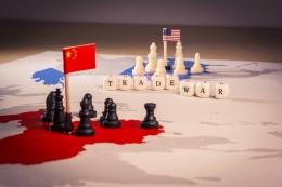 Ilustrasi perang dagang antara Tiongkok vs AS yang saling beradu strategi dan tidak mau kalah (Sumber: dailyreckoning.com.au)