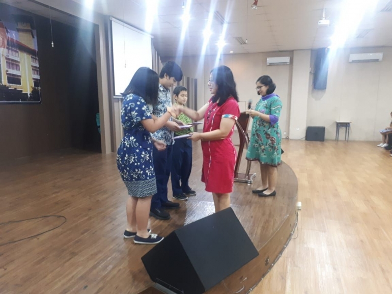 Gerald, anak kami, menerima apresiasi dari perpustakaan sekolah sebagai peminjam buku terajin (dokpri)