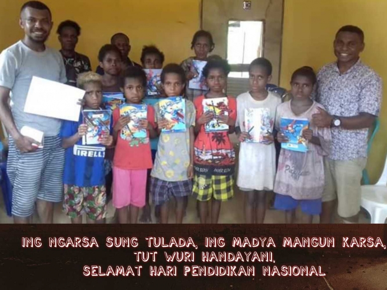 Bagi buku dalam memotivasi belajar anak di Desa Woloin. Dokpri