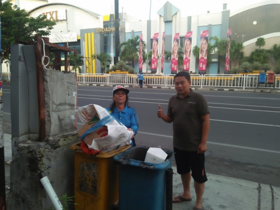 Bersama seorang petugas kebersihan pada suatu pagi di Jl. Boulevard-Manado (16/03/2019), (dok.pri)