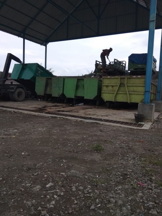 Petugas Kebersihan sedang memindahkan sampah untuk dibuang ke TPA di Depo Transfer DLH Kab. Karo (foto: A. Gurusinga)