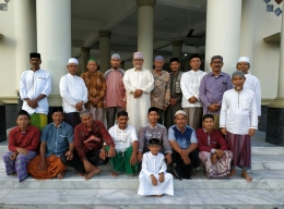 Dr. T. Chalidin Yacob, MA.JP. (tengah: nomor 5 dari kiri) melakukan foto bersama dengan pengurus BKM Masjid Babul Maghfirah, Minggu, 16/6/2019/foto: Hamdani